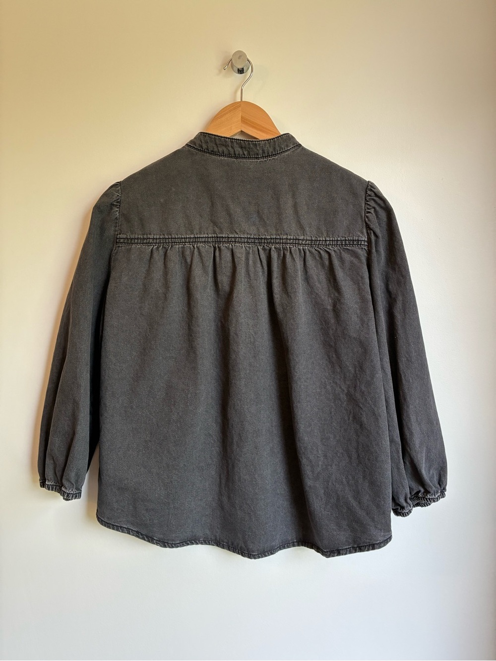 Washed Charcoal Denim Button-Front Blouse with Band Collar M Reitmans - Picture 2 of 9